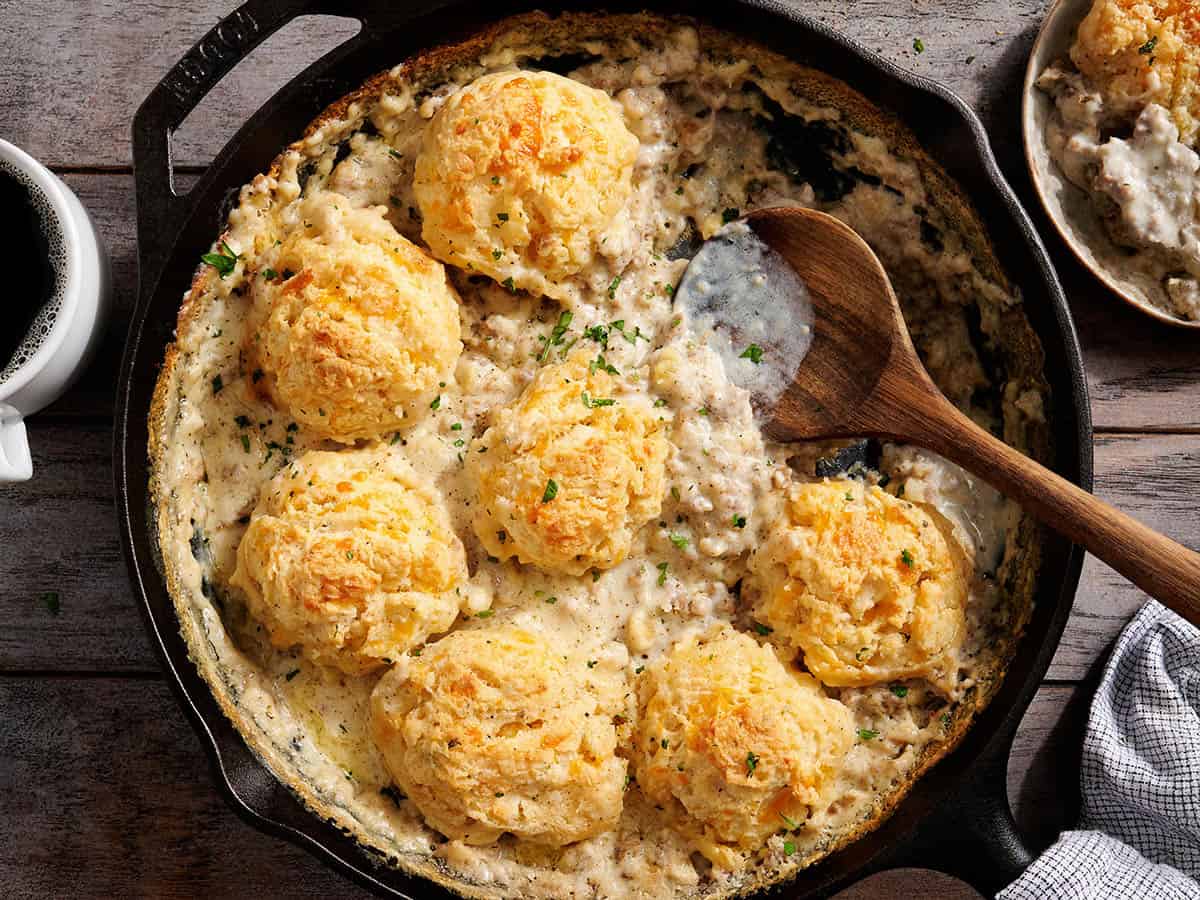 biscuits gravy bake